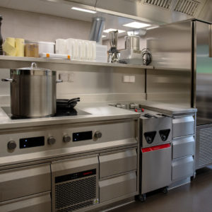 Restaurant d’entreprise Louis Lang, Porrentruy – ligne de cuisson et mobilier inox